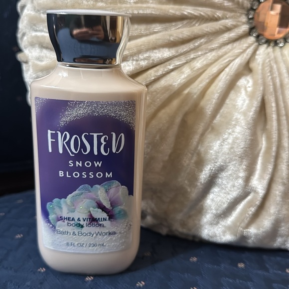 BATH & BODY WORKS SET. . . FROSTED SNOW BLOSSOM SCENT - Picture 5 of 6